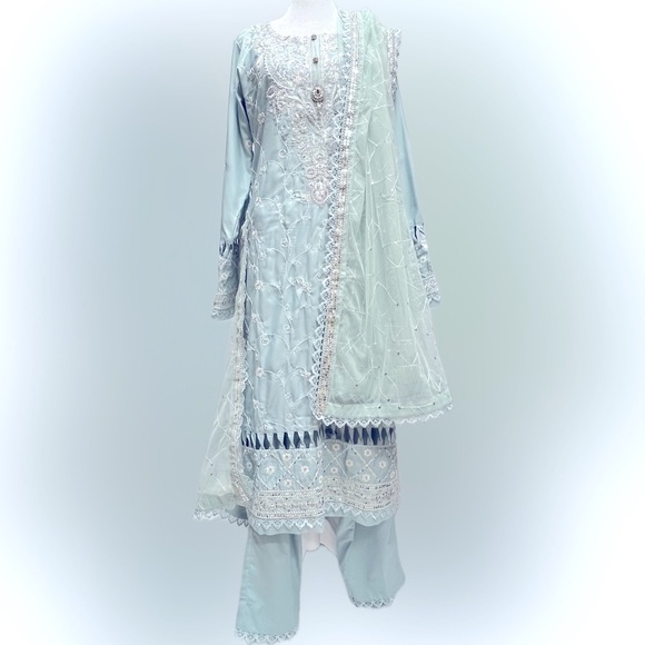 Brand New Pakistani fully embroidered Designer 3 piece suit with Net dupatta - Picture 5 of 16